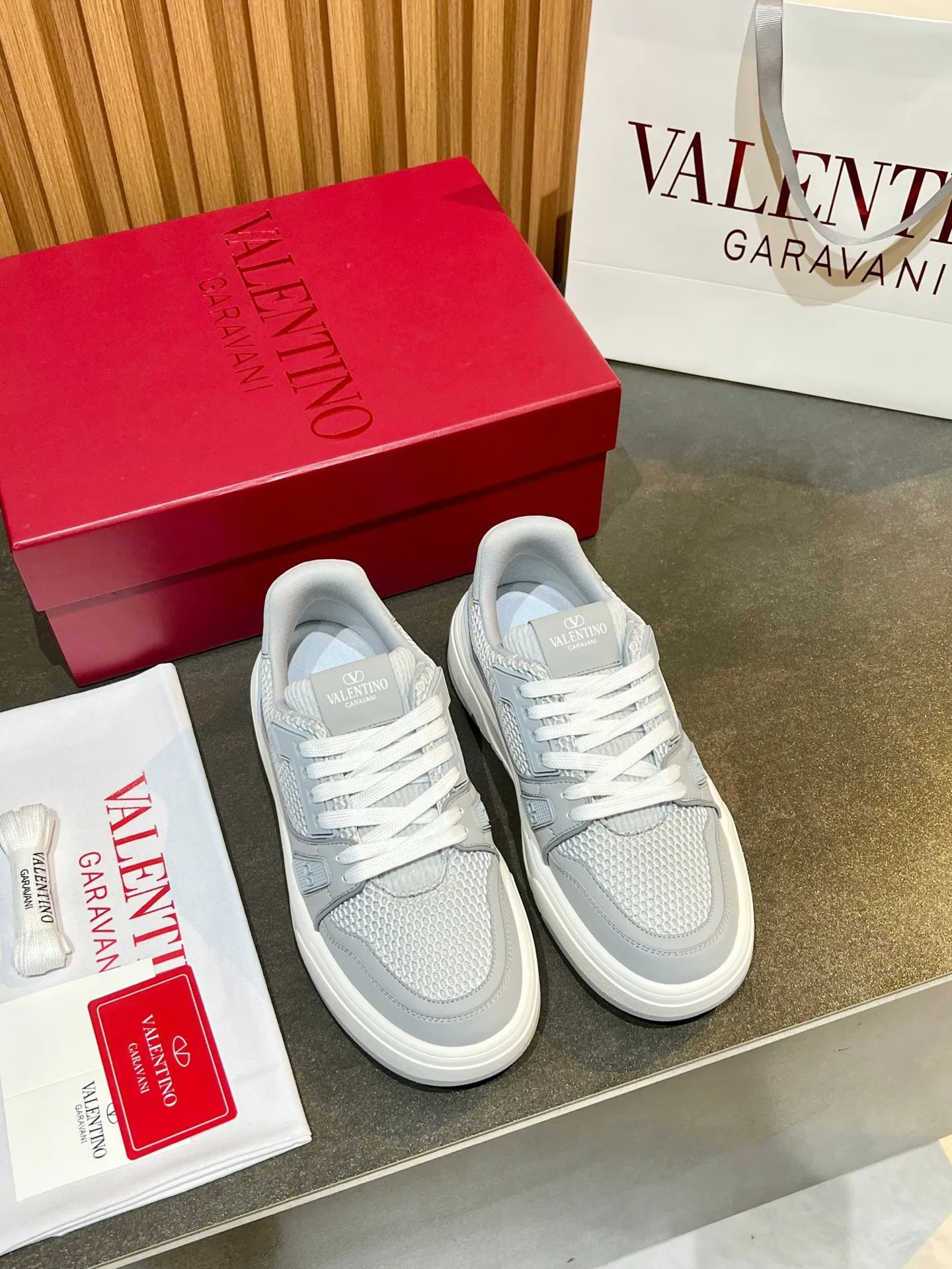 Men's men's shoes 💰640 VLNT Valentino 𝑶𝒏𝒆𝑺𝒕𝒖𝒅 Couple's sneakers series Valentino 2025 latest couple's sneakers, same style for celebrities, hot sale. Original ZP purchase and dismantling. Repeated pattern making and modification. Trying to restore 1:1 original version! Top luxury masterpiece, soft and comfortable, breathable and light, combines fashion and leisure, brings excellent and elegant texture and excellent on-foot comfort. Top purchasing version upper: imported high-end breathable mesh/original oil edge craftsmanship. Inner: imported mesh. Outsole: original development 𝐓𝐏𝐔 two-color combination outsole. Packaging: original configuration complete package. Code number: 35/44 (customized 45 46). Can be customized (self-labeled - no label) order.